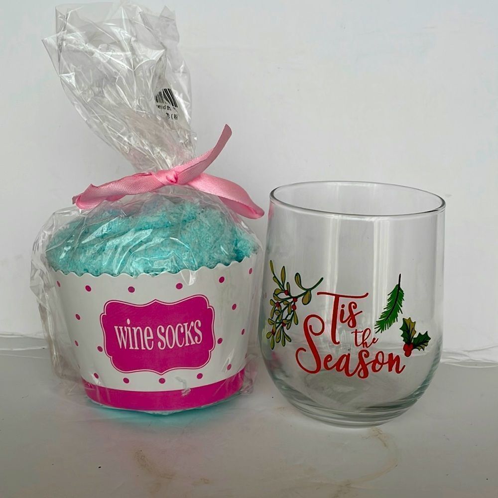 ‎CHRISTMAS WINE GLASS AND WINE SOCKS